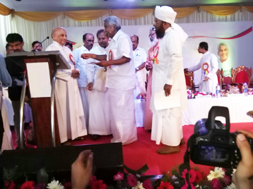 Hussain Badri Moulavi with Oomen Chandy